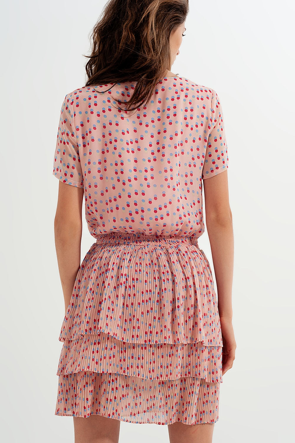 Vestido curto cor-de-rosa com cintura franzida e sobre saia