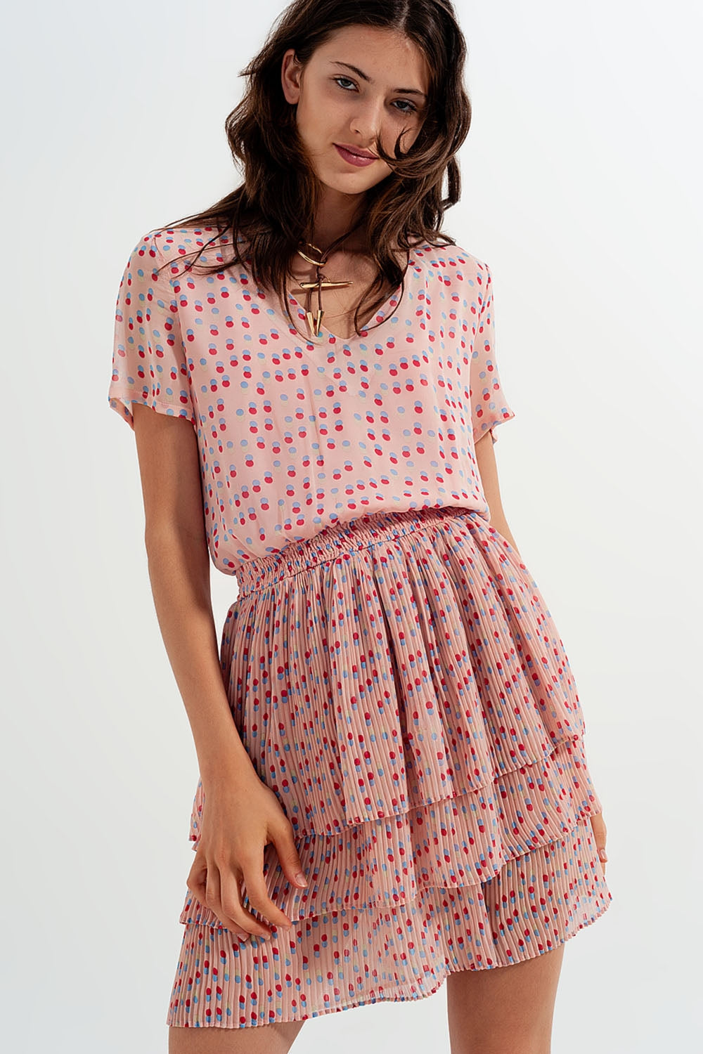 Vestido curto cor-de-rosa com cintura franzida e sobre saia
