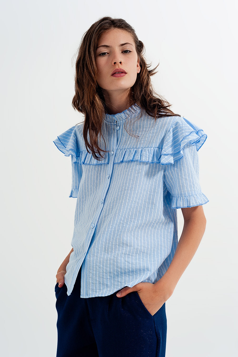 Camisa azul com detalhe de rufos
