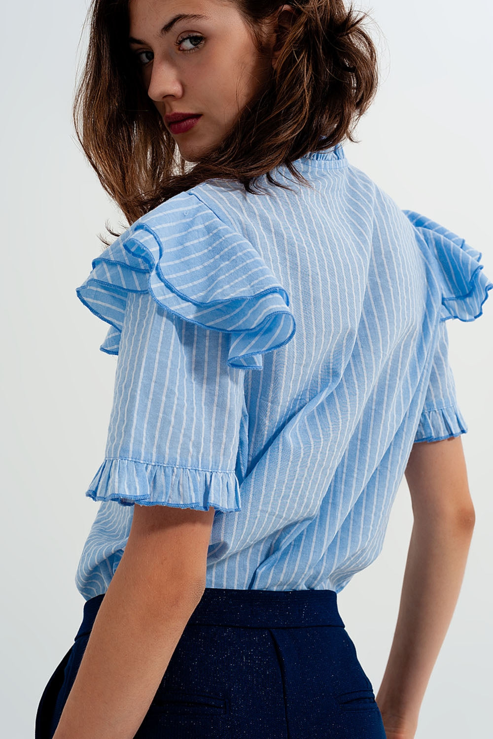 Camisa azul com detalhe de rufos