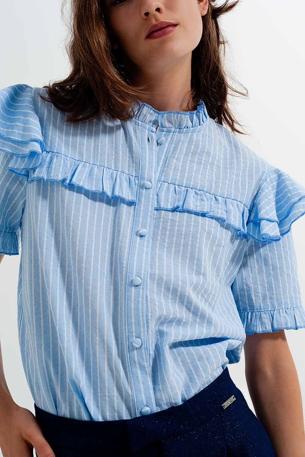 Camisa azul com detalhe de rufos