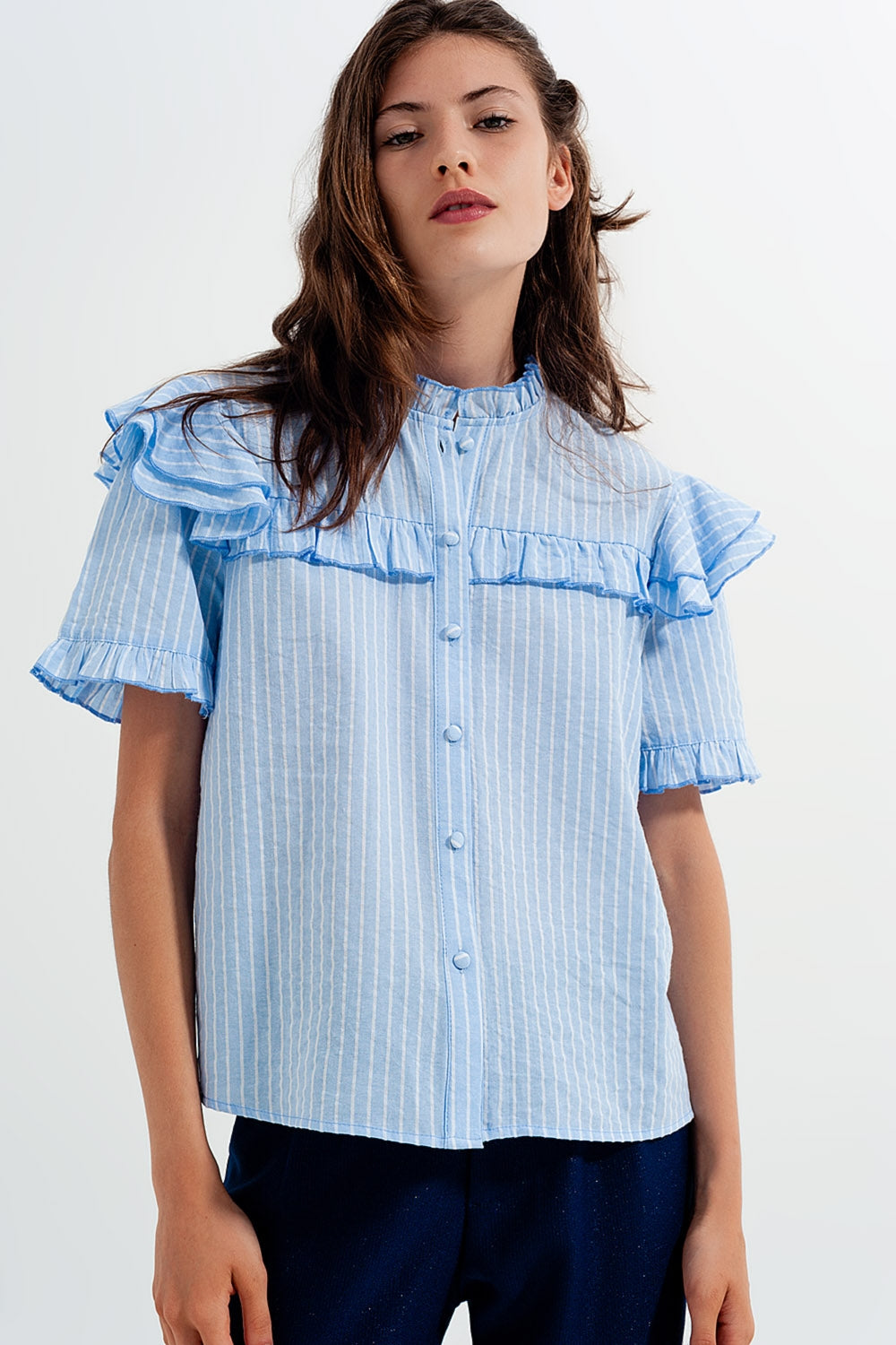 Camisa azul com detalhe de rufos