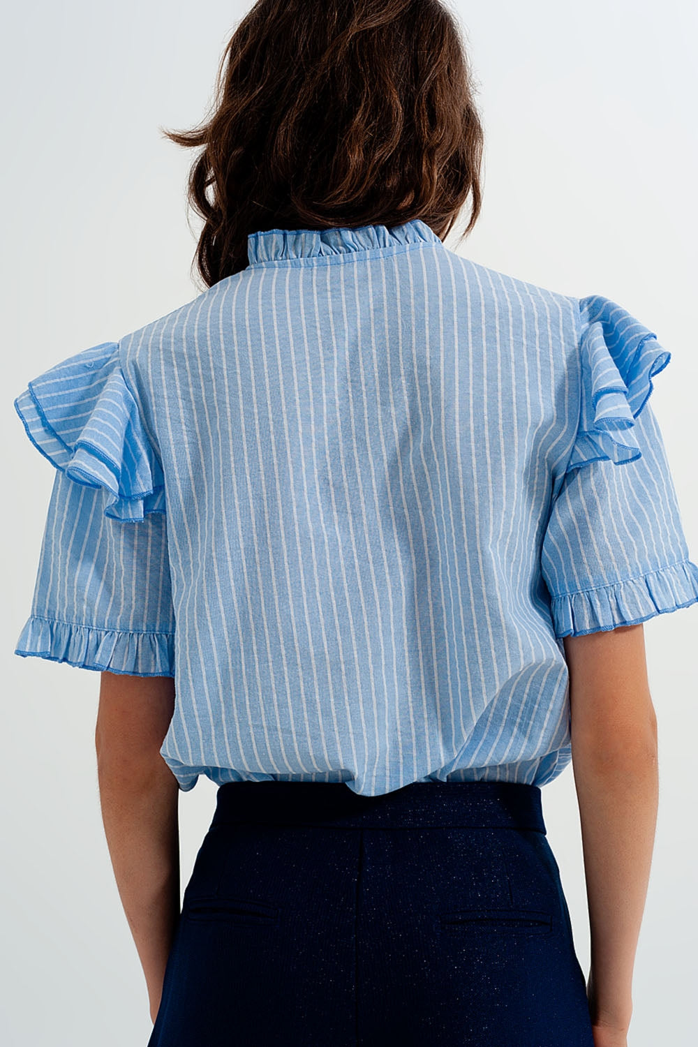 Camisa azul com detalhe de rufos