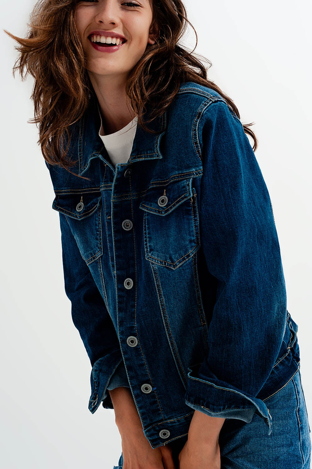 Jaqueta jeans azul escura curta