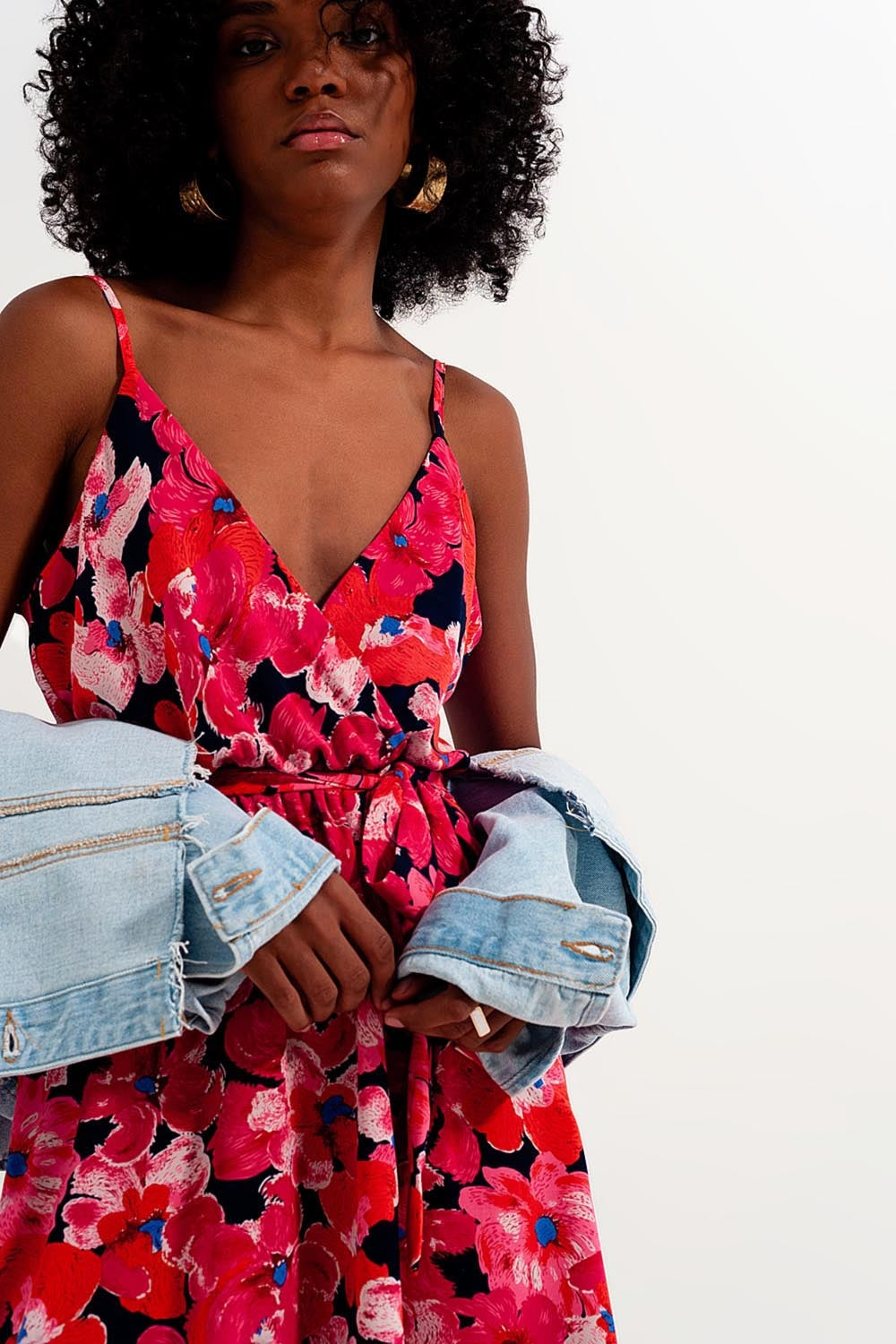 Vestido curto cor-de-rosa vivo com estampado de flores e alças