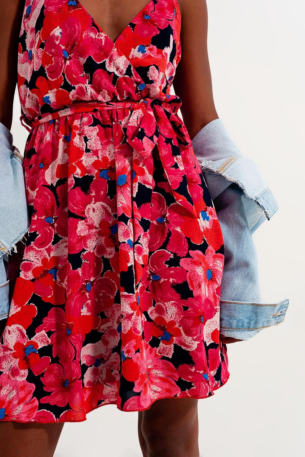 Vestido curto cor-de-rosa vivo com estampado de flores e alças