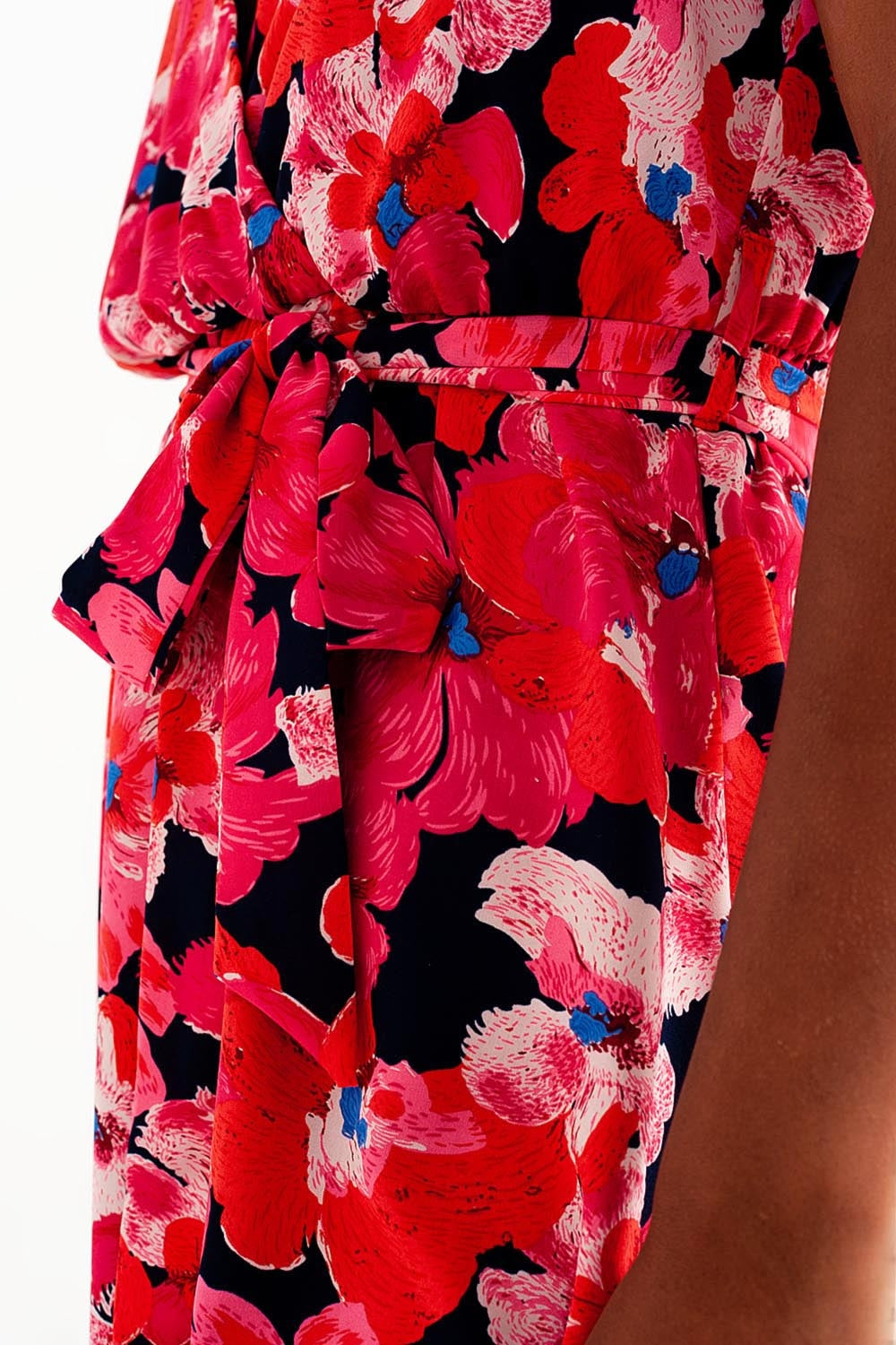 Vestido curto cor-de-rosa vivo com estampado de flores e alças
