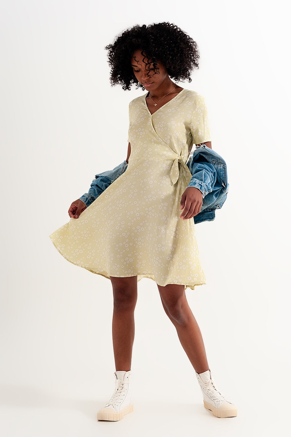 Vestido curto com desenho retro com margaridas verde
