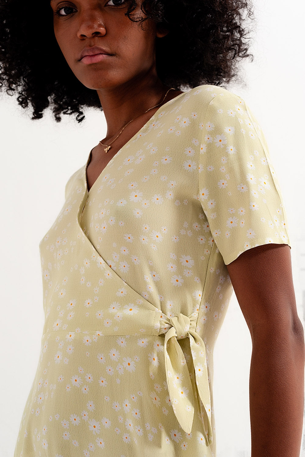 Vestido curto com desenho retro com margaridas verde