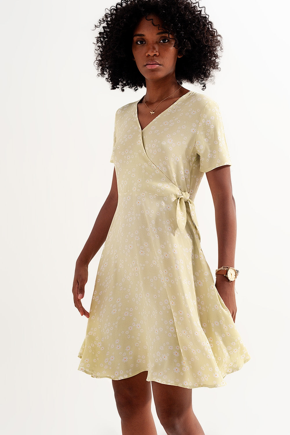 Vestido curto com desenho retro com margaridas verde