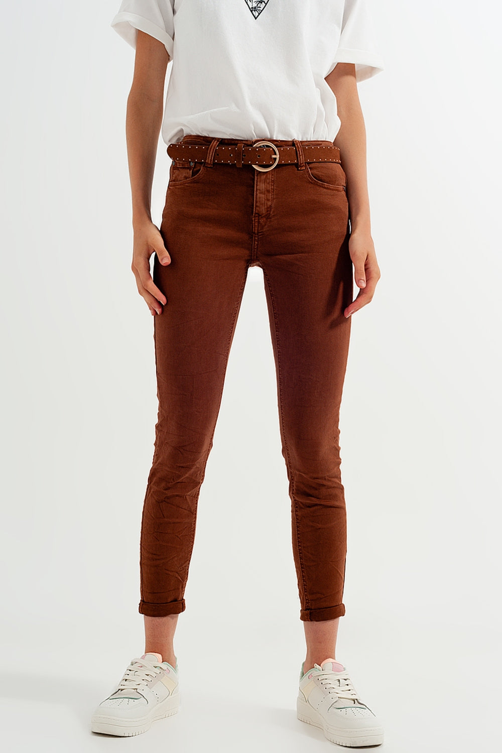 Calças skinny de cintura alta em camelo