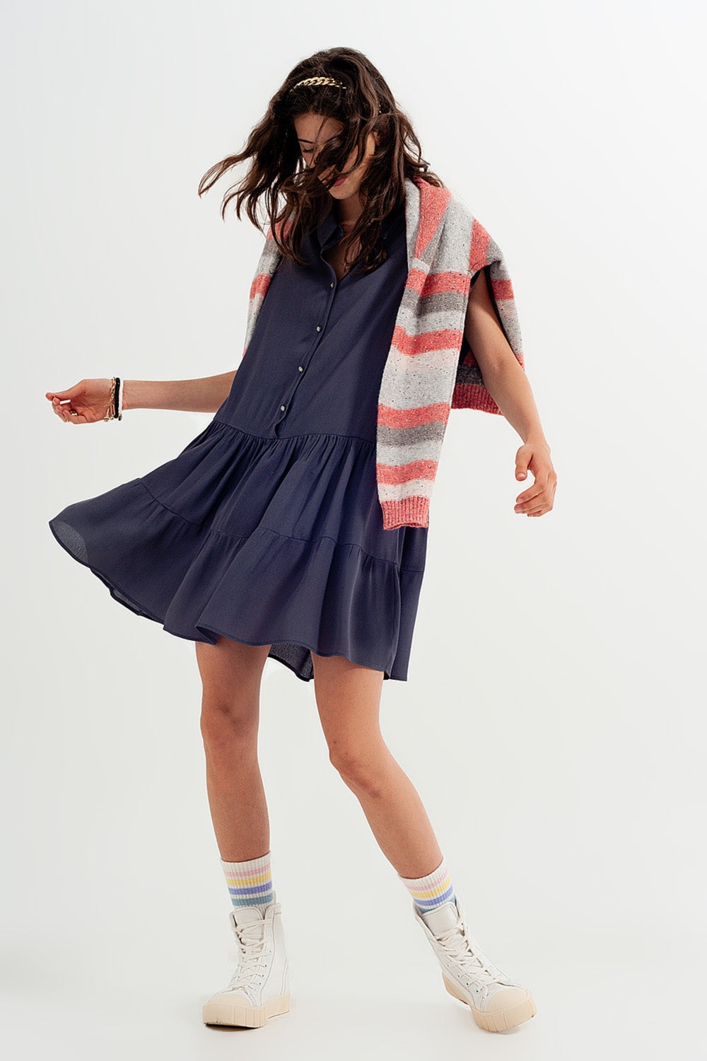 Vestido de camisa curta com bainha em camadas cinzento