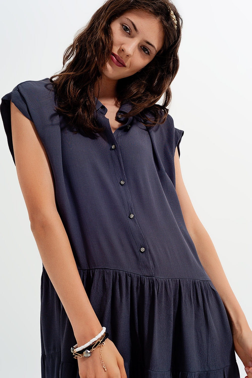 Vestido de camisa curta com bainha em camadas cinzento