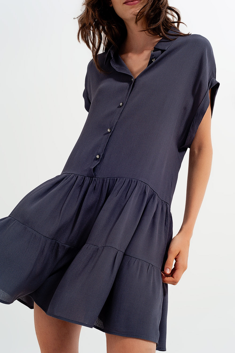 Vestido de camisa curta com bainha em camadas cinzento