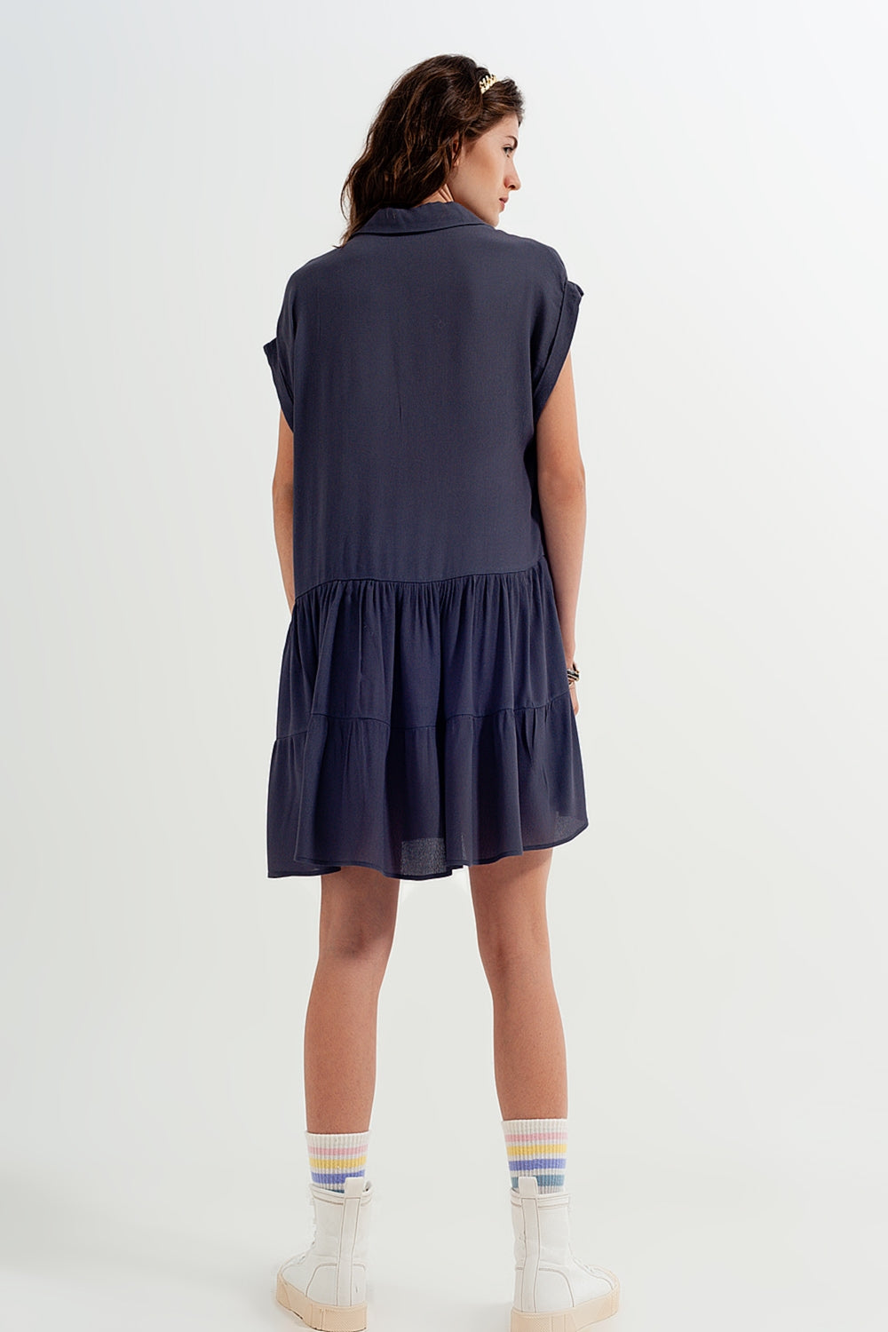 Vestido de camisa curta com bainha em camadas cinzento