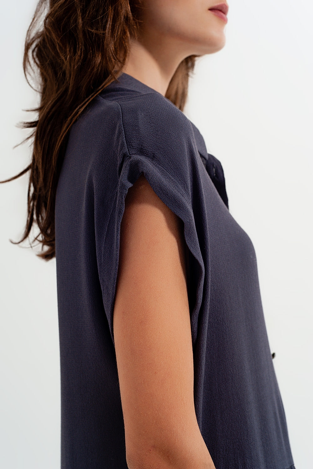 Vestido de camisa curta com bainha em camadas cinzento