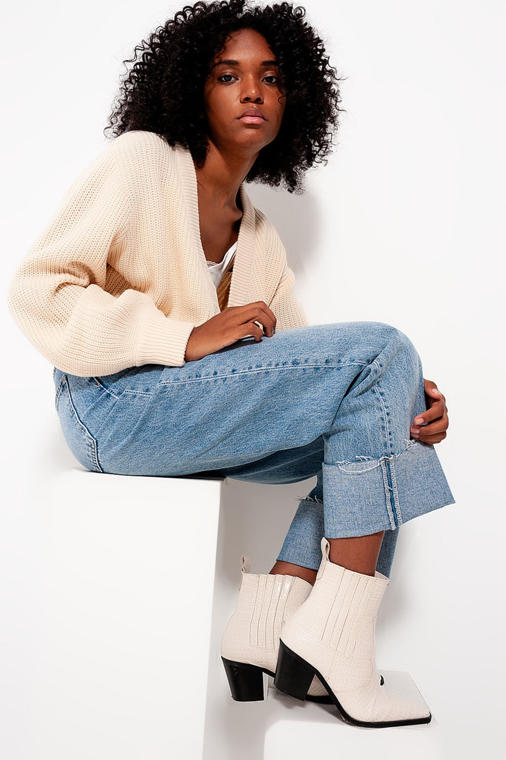 Cardigan de manga comprida e detalhe de botão diamante em creme