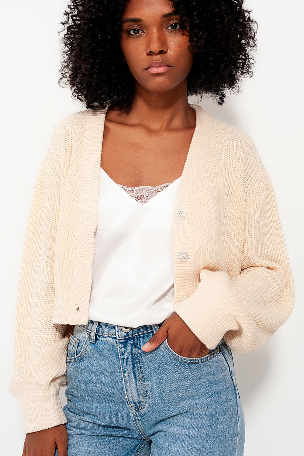 Cardigan de manga comprida e detalhe de botão diamante em creme