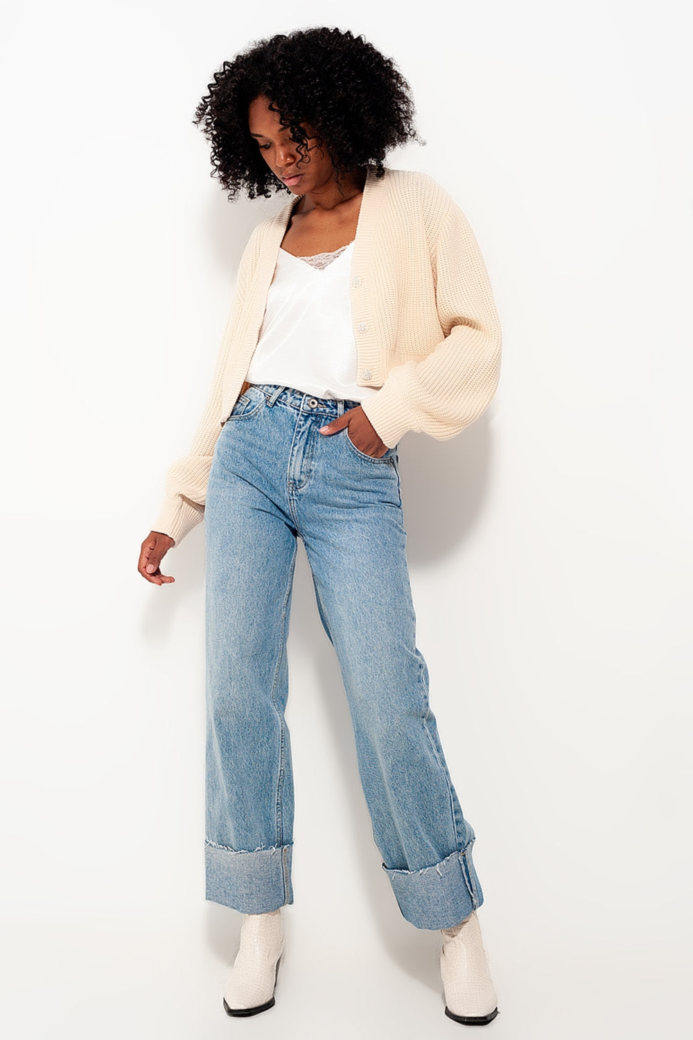 Cardigan de manga comprida e detalhe de botão diamante em creme