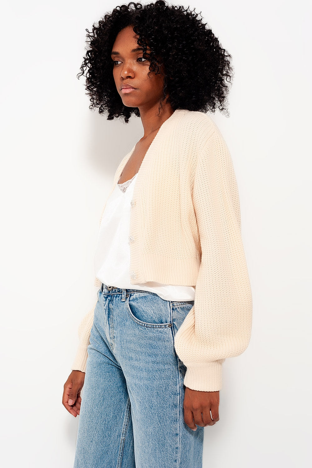 Cardigan de manga comprida e detalhe de botão diamante em creme