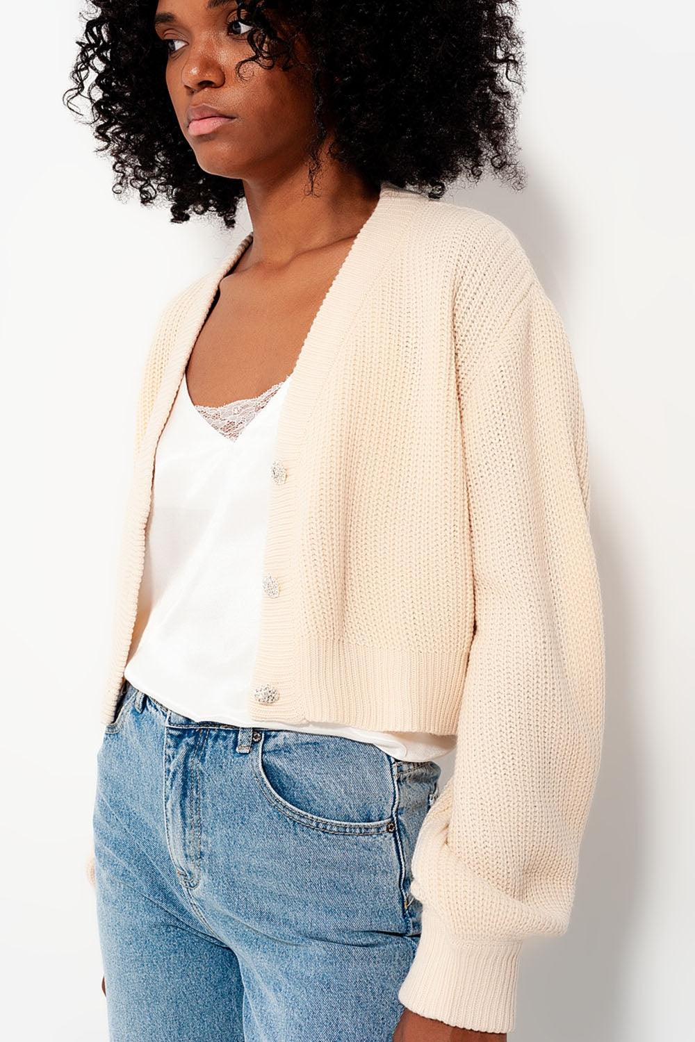 Cardigan de manga comprida e detalhe de botão diamante em creme