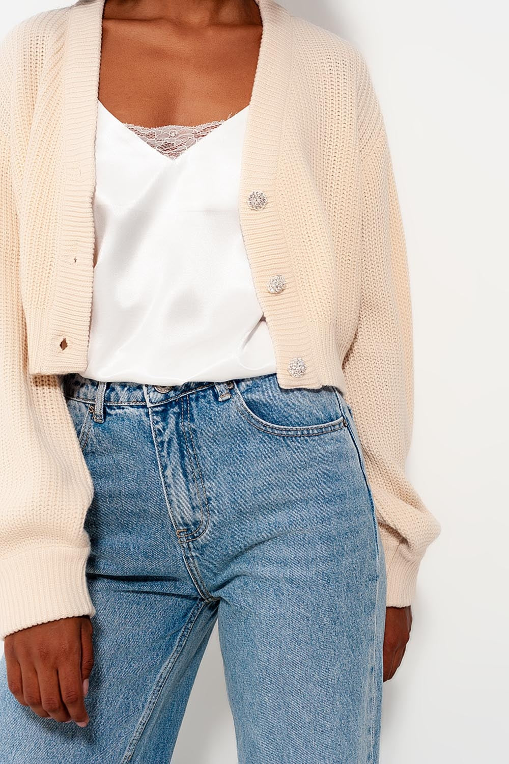 Cardigan de manga comprida e detalhe de botão diamante em creme