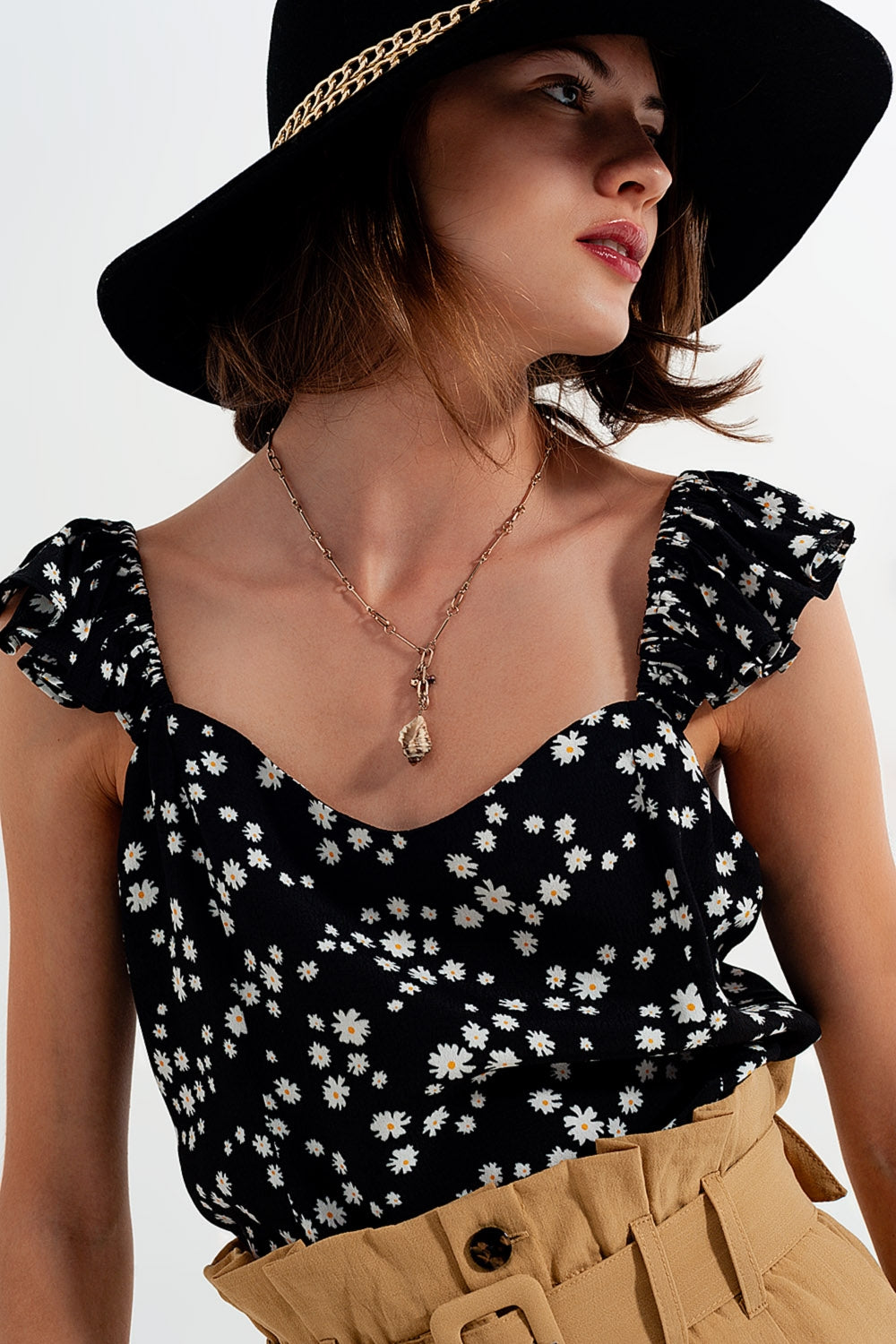 Top com tiras finas com rufos e estampas florais preto