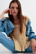 Top floral amarela com decote quadrado e mangas insufláveis