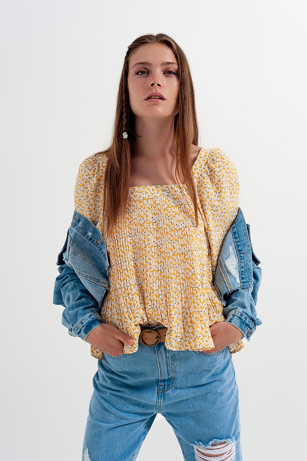 Top floral amarela com decote quadrado e mangas insufláveis