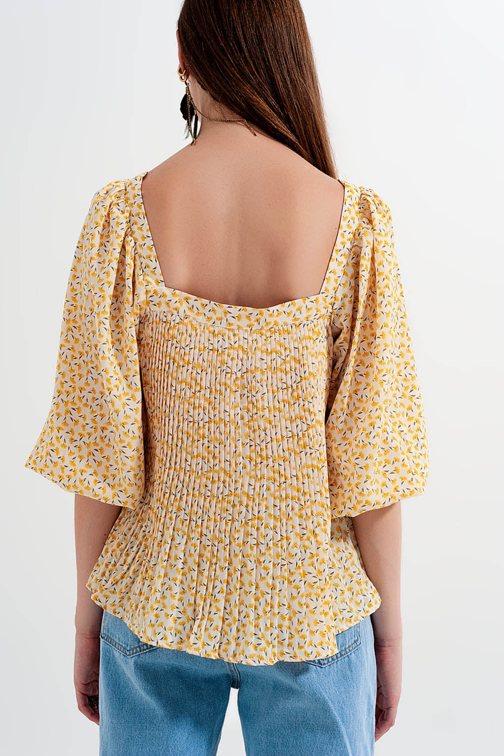 Top floral amarela com decote quadrado e mangas insufláveis