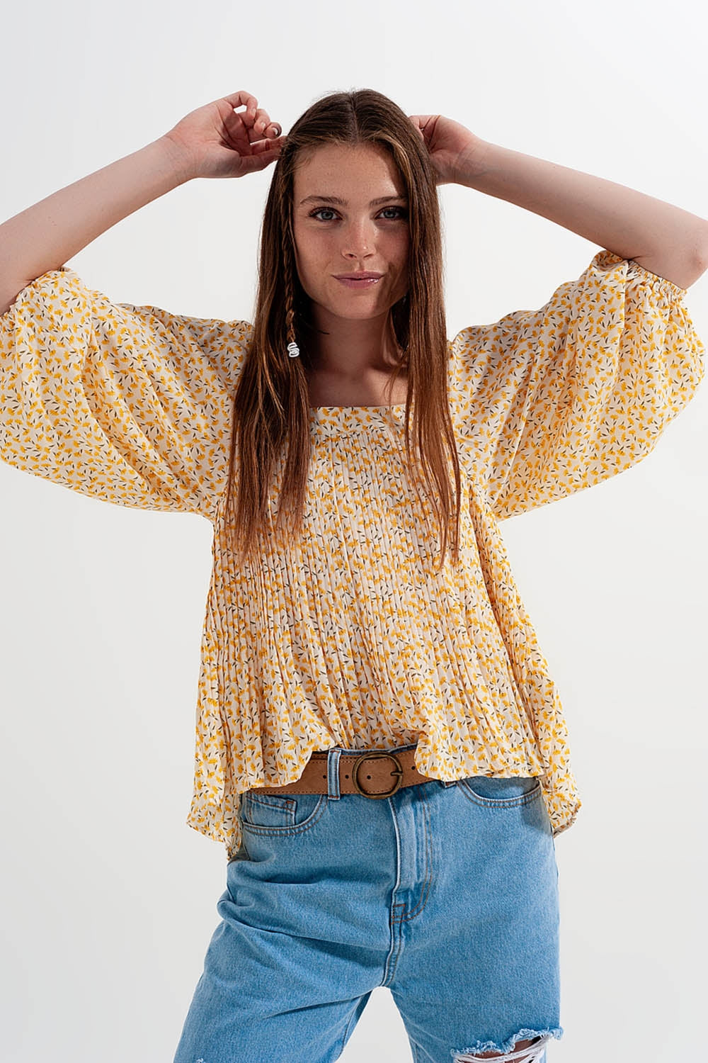 Top floral amarela com decote quadrado e mangas insufláveis