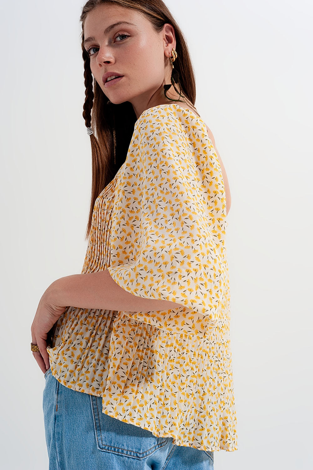 Top floral amarela com decote quadrado e mangas insufláveis