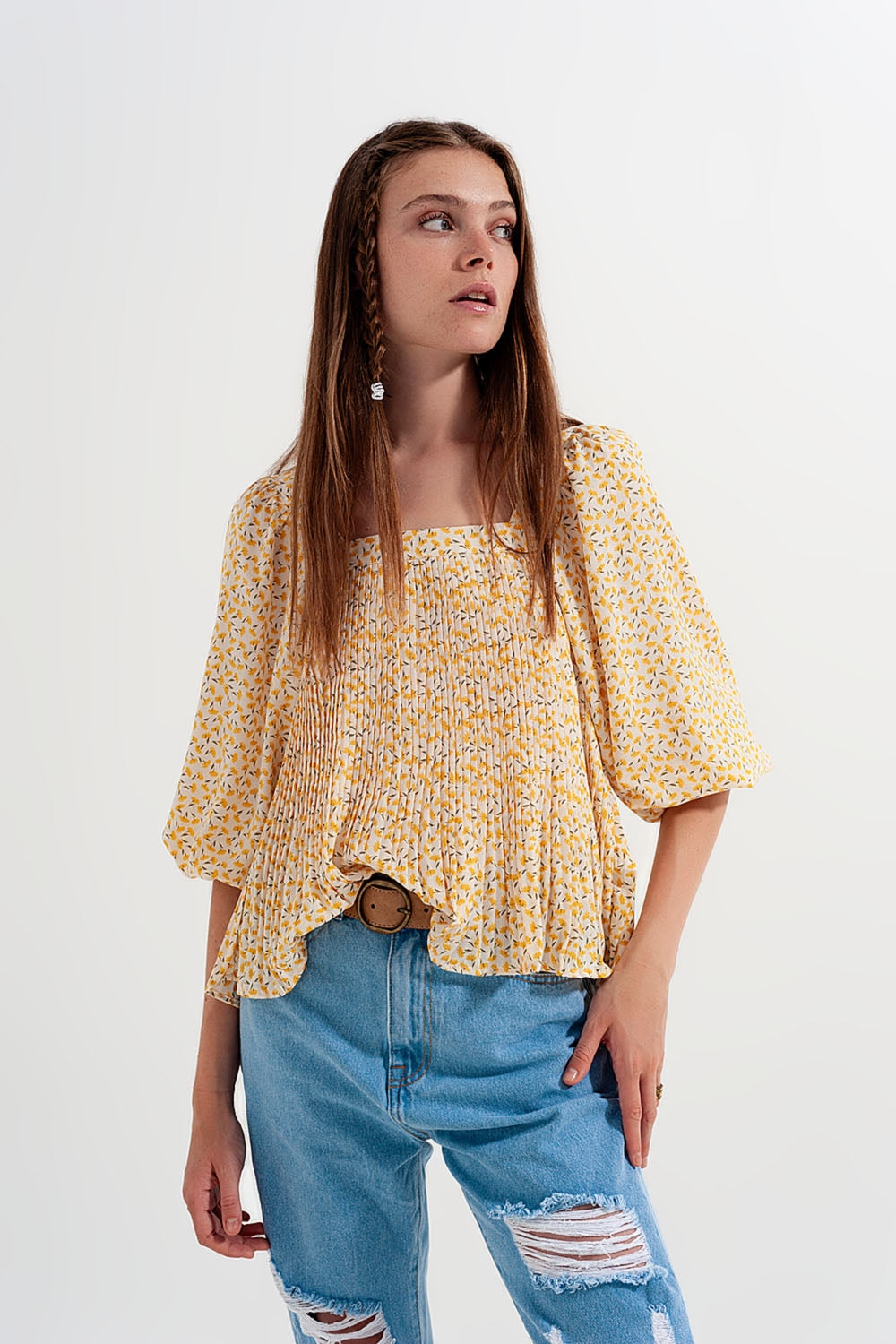 Top floral amarela com decote quadrado e mangas insufláveis