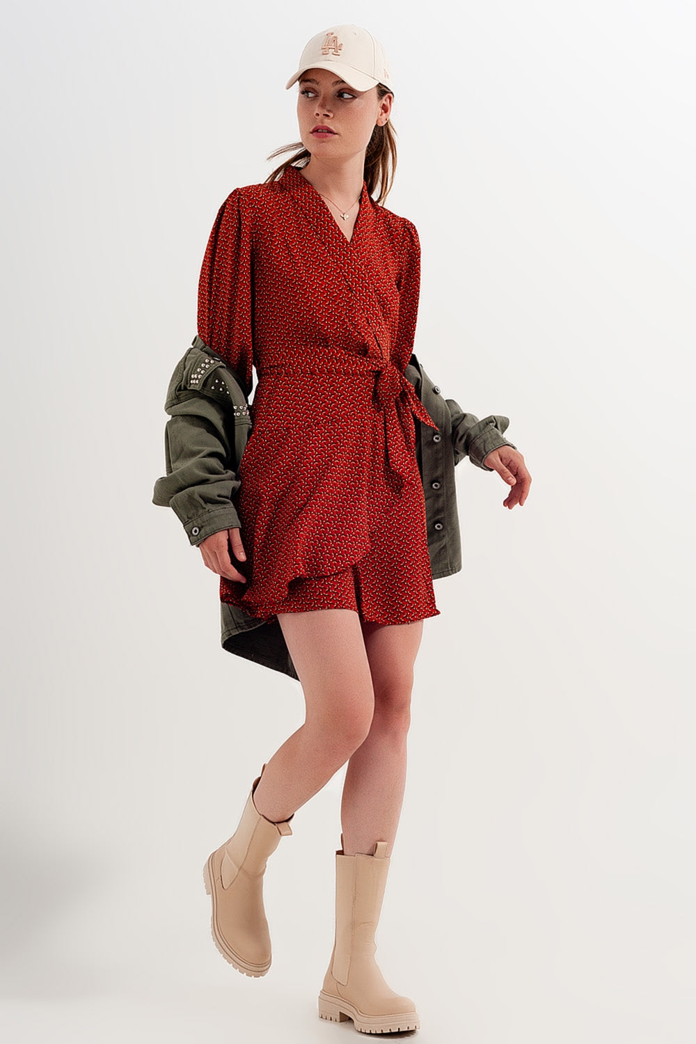 Vestido de envolvimento curto com decote afundado e impressão geométrica