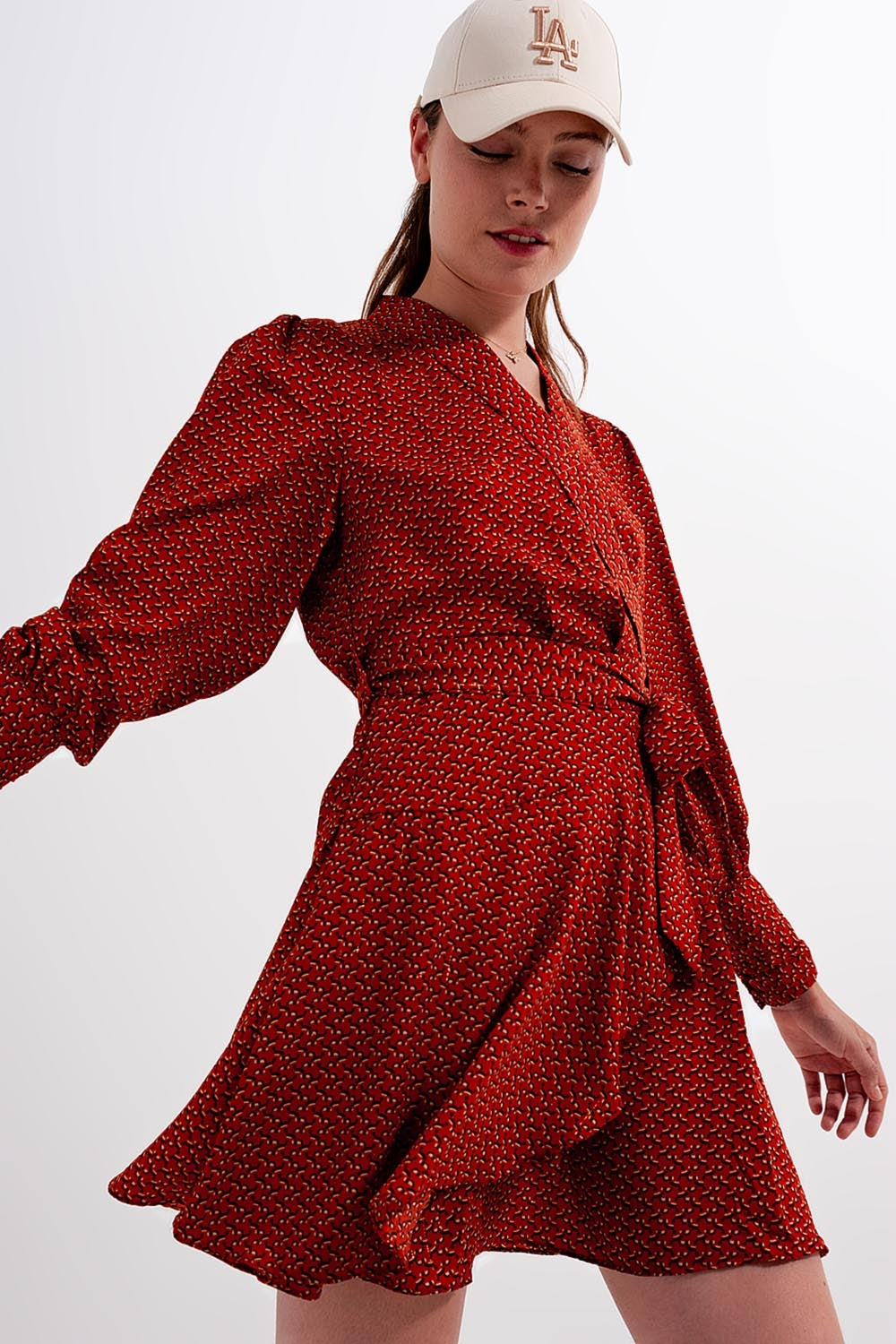 Vestido de envolvimento curto com decote afundado e impressão geométrica