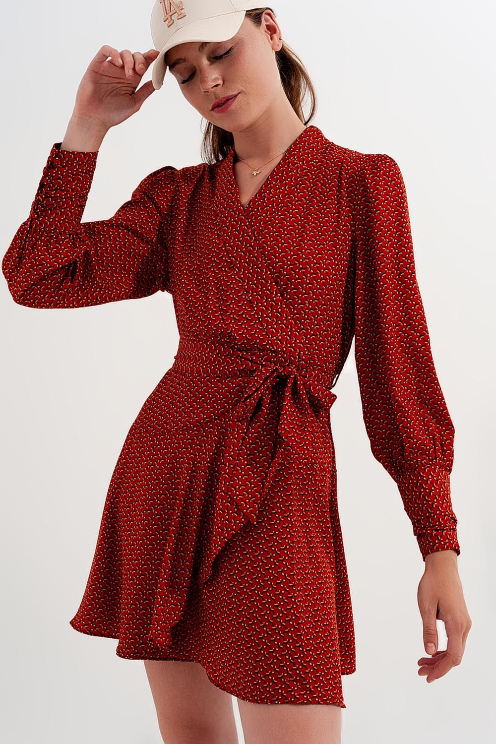 Vestido de envolvimento curto com decote afundado e impressão geométrica