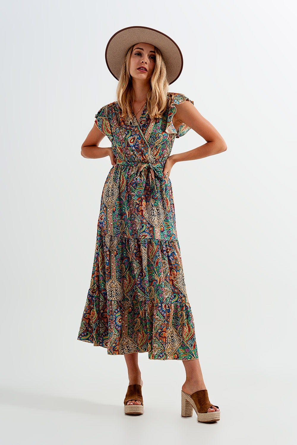 Vestido semi-longo com estampado de paisley e rufos na bainha em verde