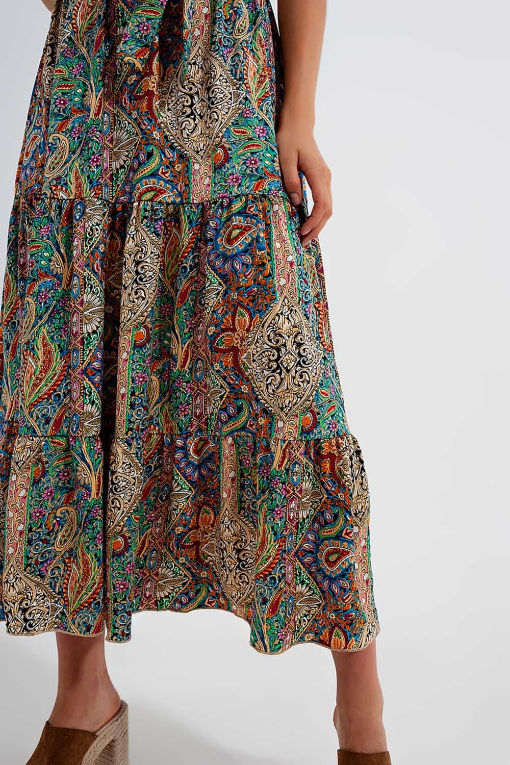 Vestido semi-longo com estampado de paisley e rufos na bainha em verde