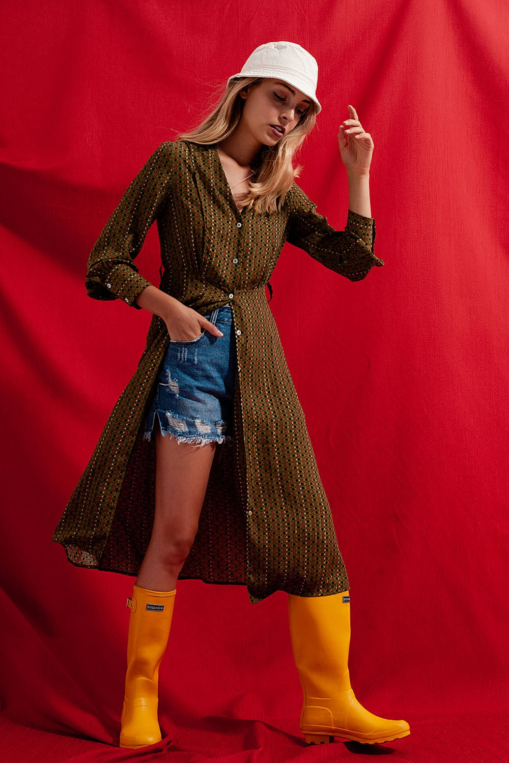 Vestido de camisa quadriculada de comprimento médio