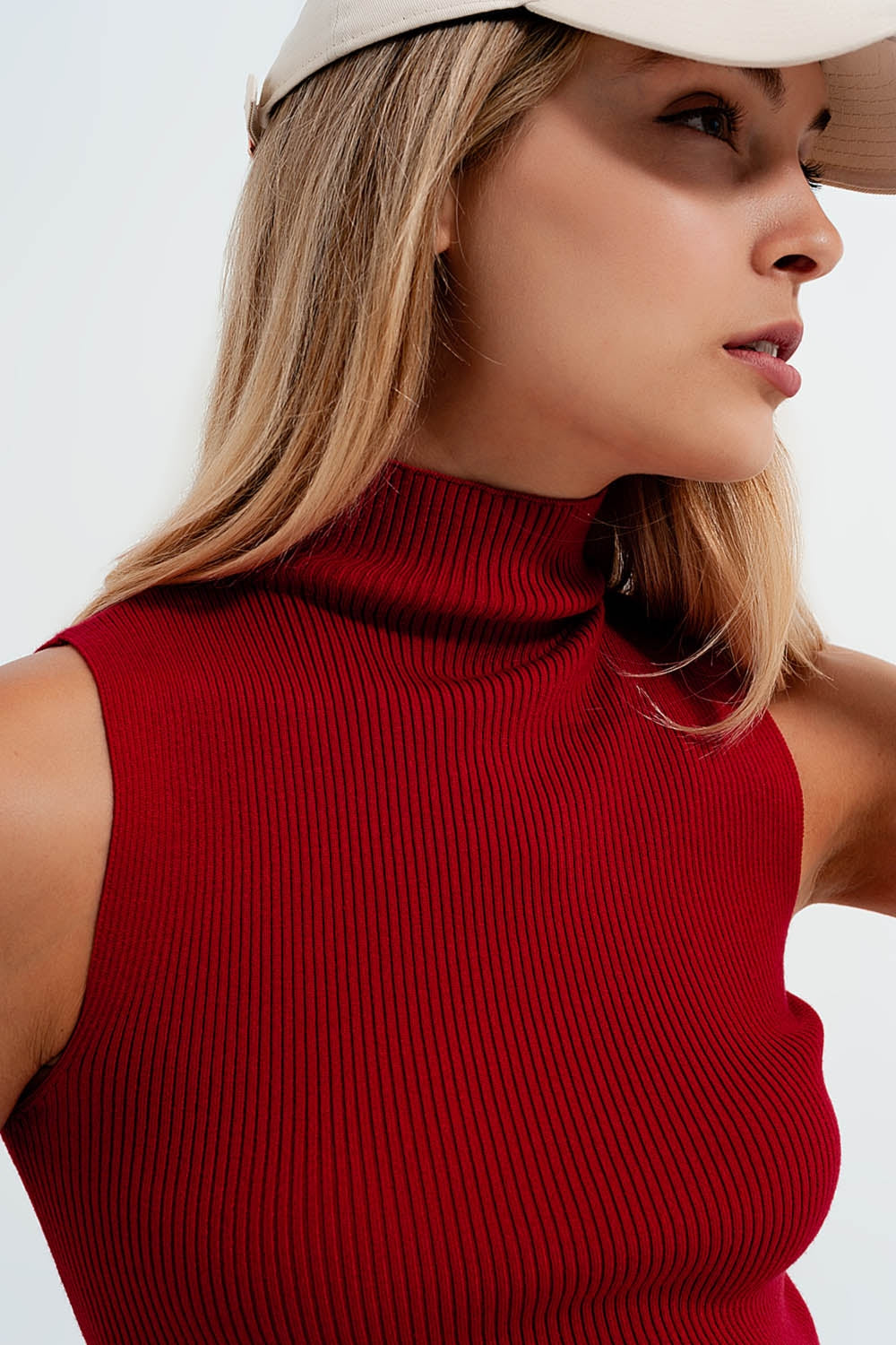 Top de pescoço alto tricotado em vermelho
