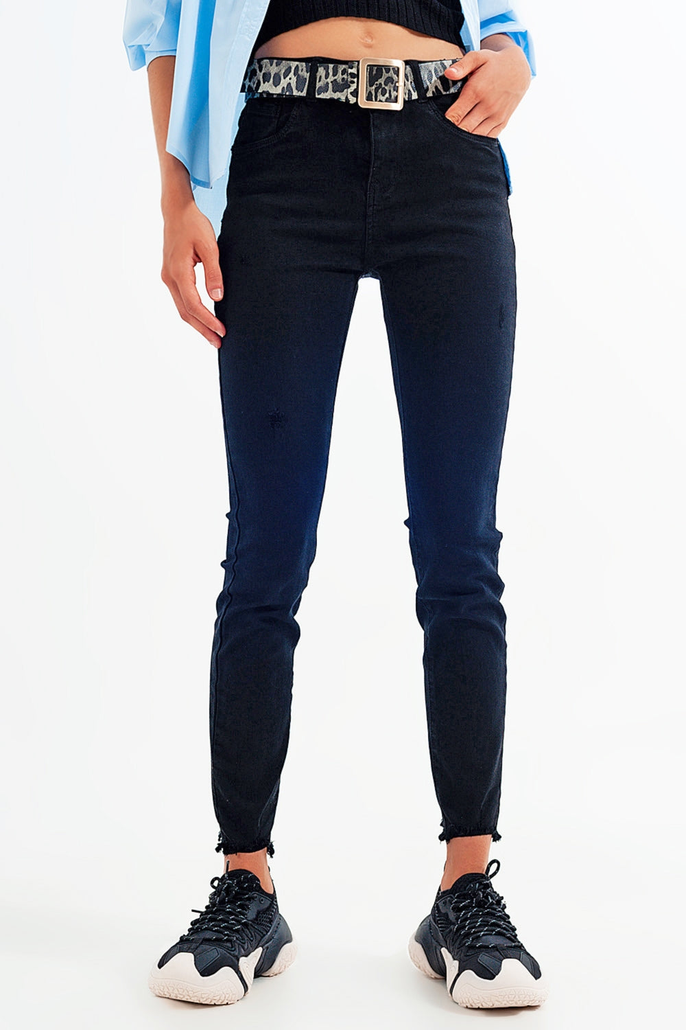 Calças de ganga skinny pretas lavadas com o fundo recortado