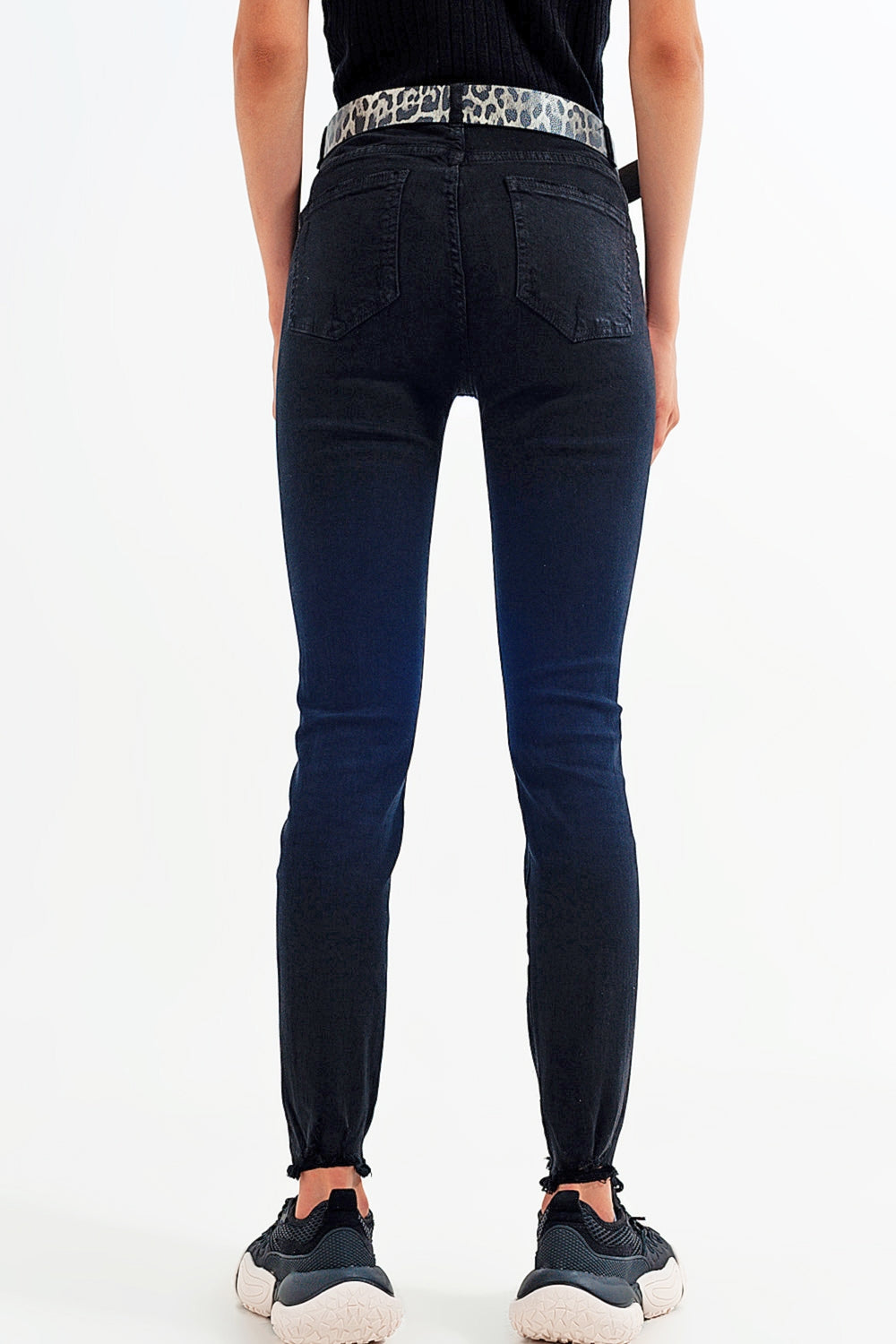 Calças de ganga skinny pretas lavadas com o fundo recortado