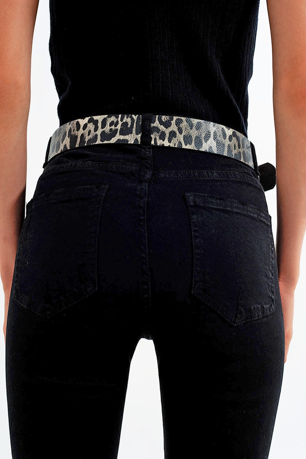 Calças de ganga skinny pretas lavadas com o fundo recortado
