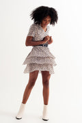 Vestido curto cor-de-creme com cintura franzida e sobre saia