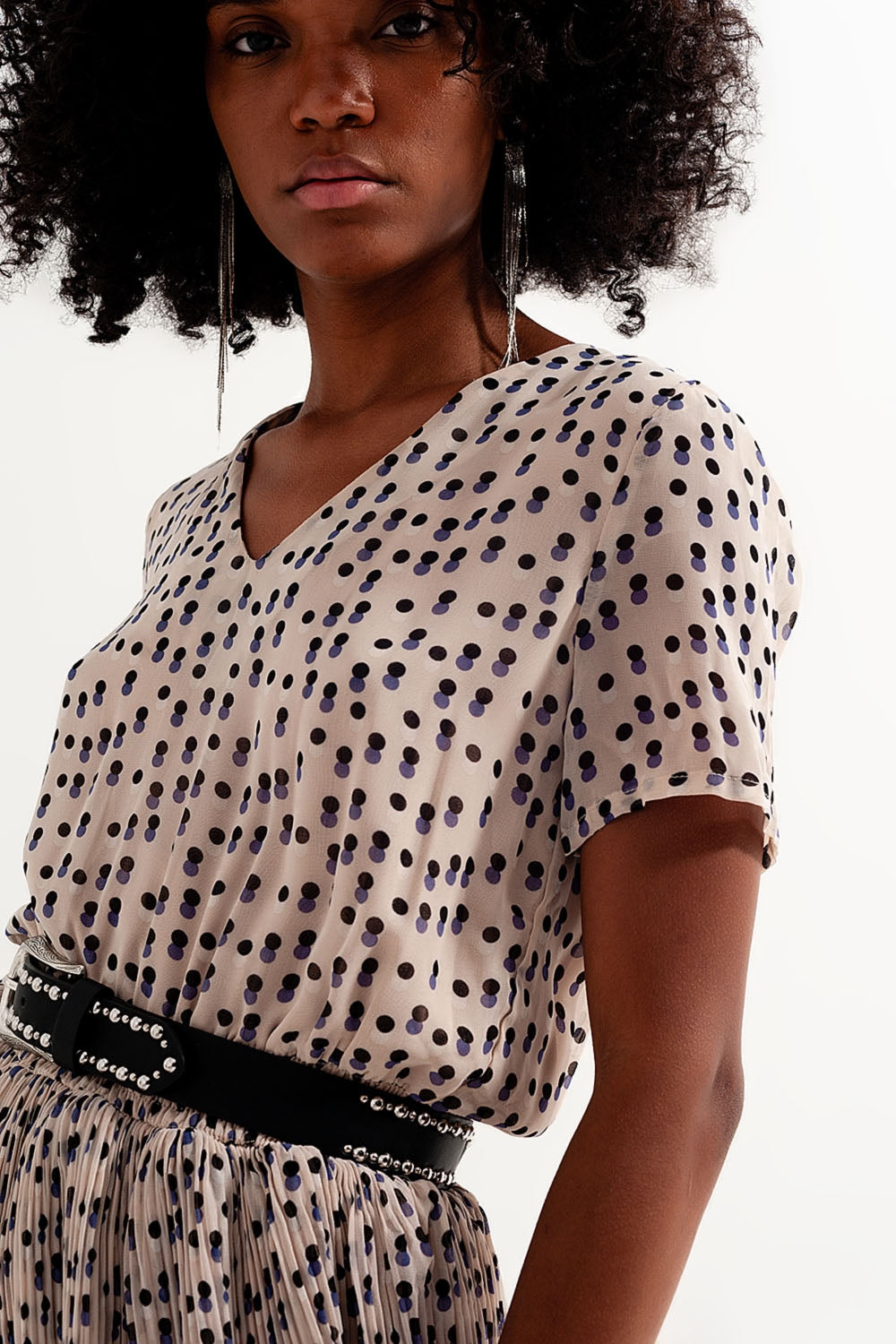 Vestido curto cor-de-creme com cintura franzida e sobre saia