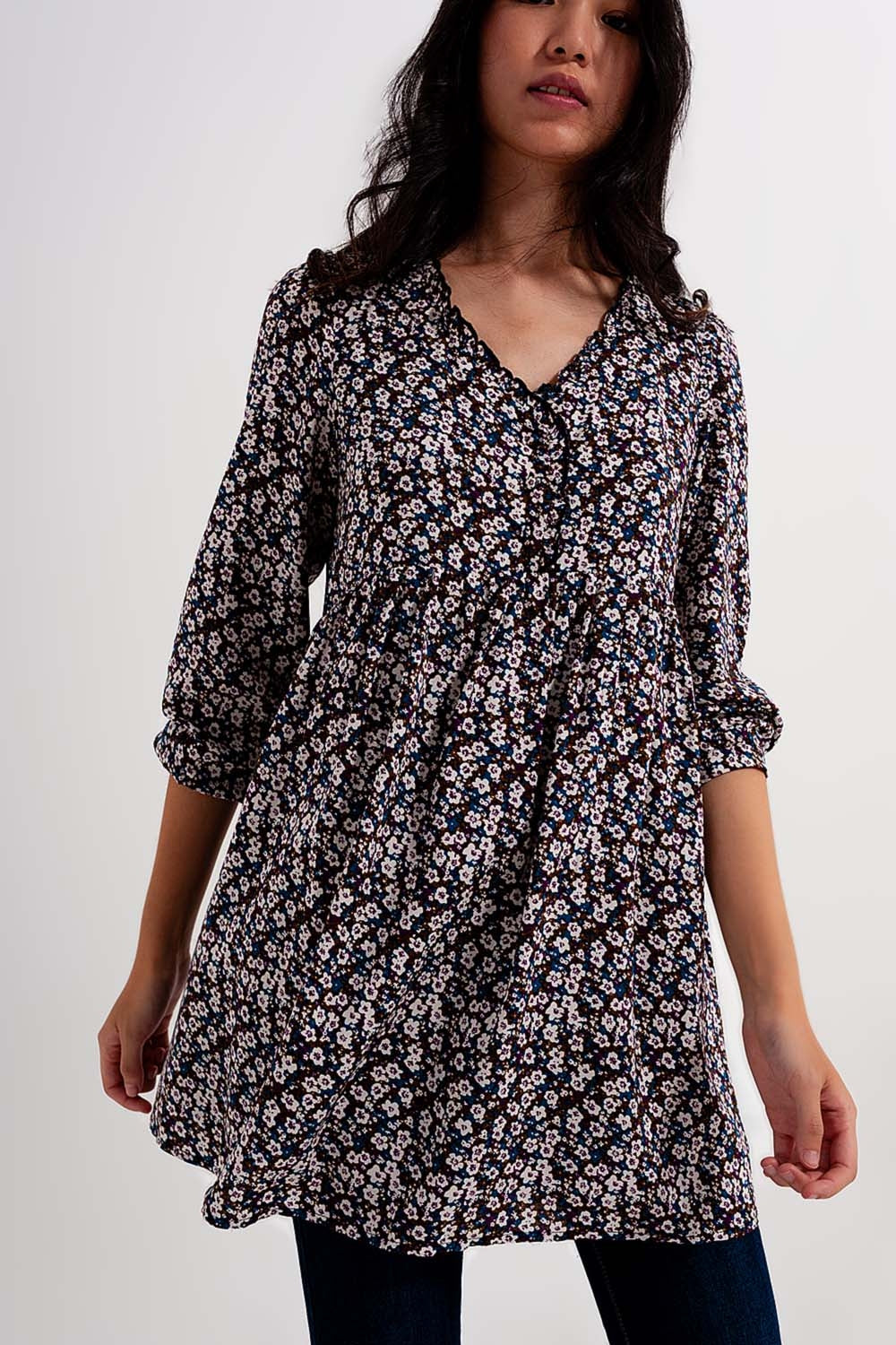 Vestido curto castanho com estampado de flores e botões