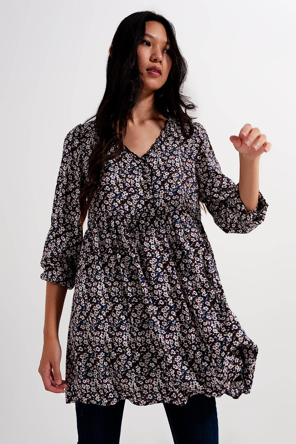 Vestido curto castanho com estampado de flores e botões
