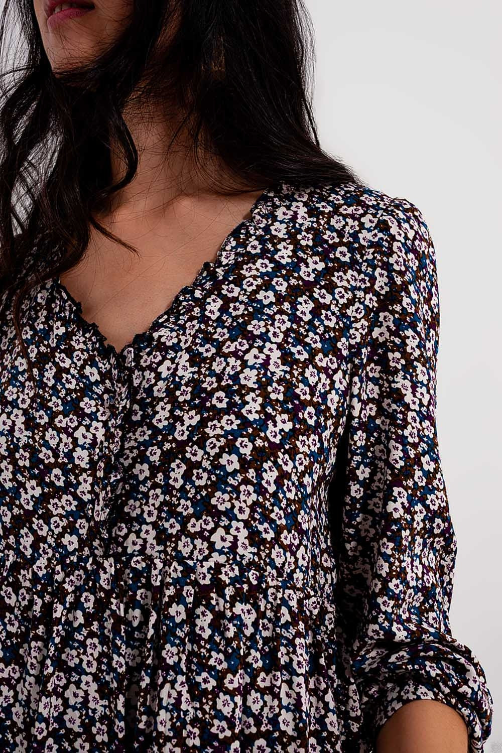 Vestido curto castanho com estampado de flores e botões