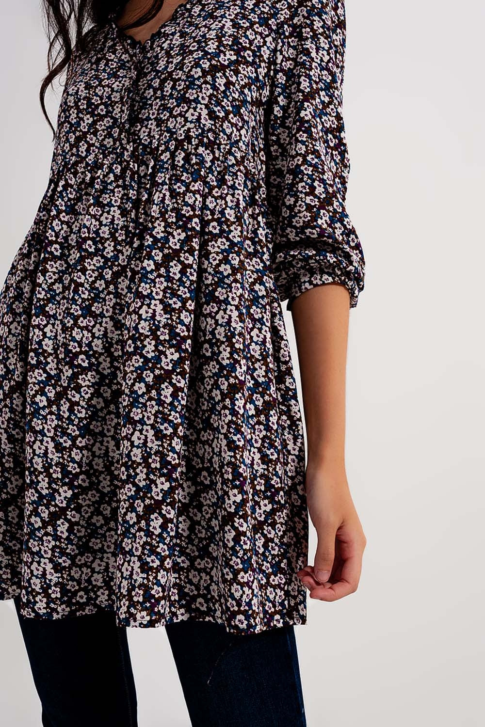 Vestido curto castanho com estampado de flores e botões