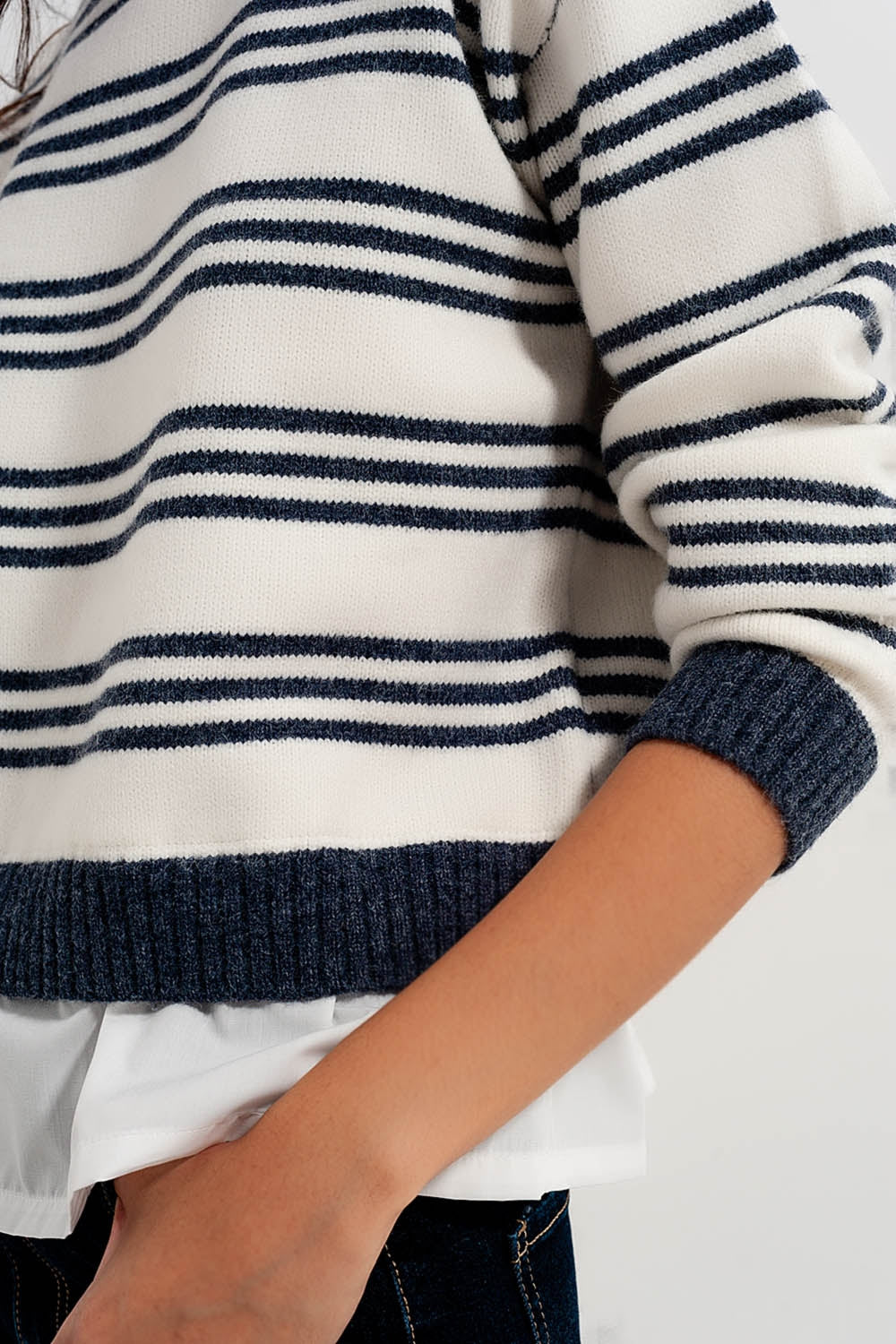Camisola de manga comprida listrada branca e azul